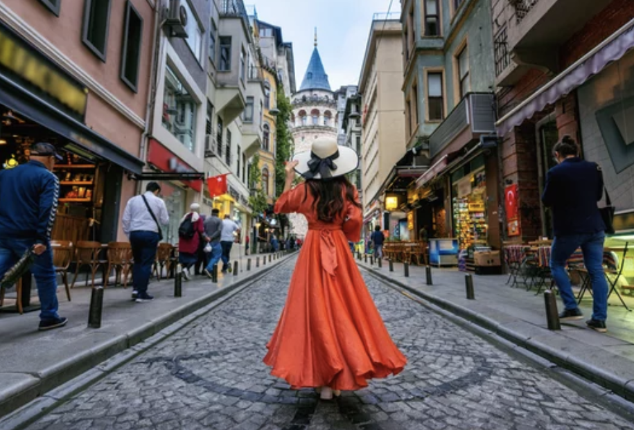 Sightseeing and shopping Visit Taksim, Karakoy, Nisantasi Shopping<br />
